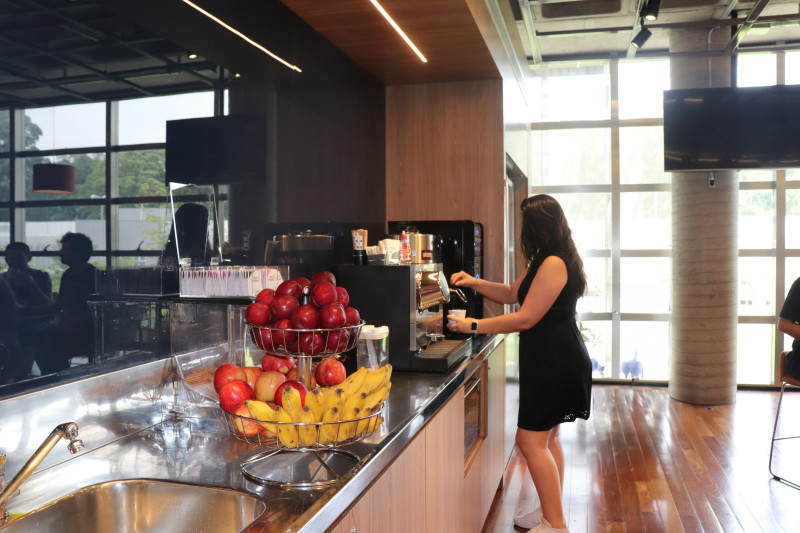 Os top corners são recantos para descanso, que oferecem café, chás e frutas à disposição dos 2.200 funcionários que trabalham na unidade de Novo Hamburgo