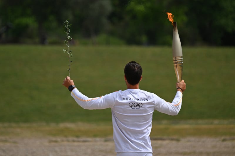 Foi a primeira cerimônia de acendimento da chama olímpica com público desde 2016