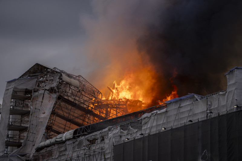 O incêndio começou na manhã de terça-feira no telhado de cobre do Old Stock Exchange