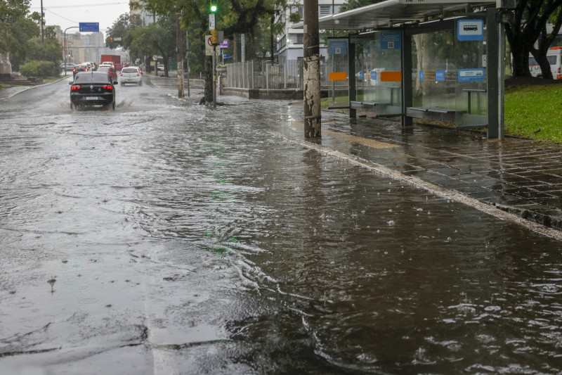 Chuva sem trégua desde a madrugada de segunda já chega a 143,4mm na Capital