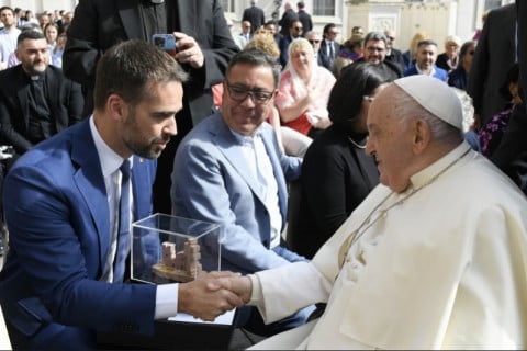 Eduardo Leite faz convite a Papa Francisco para ir ao Rio Grande do Sul