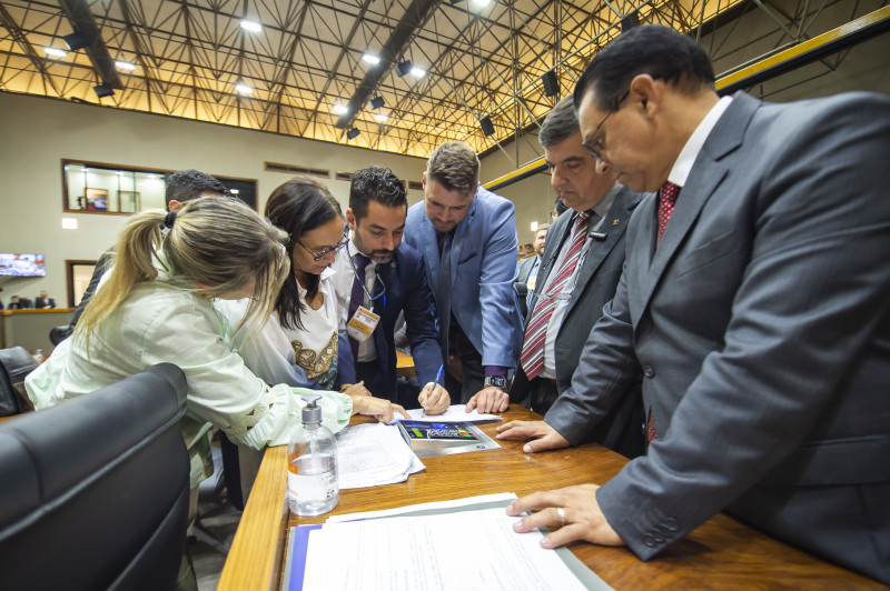 A sessão chegou a ser paralisada para que os vereadores se atualizassem sobre mudanças nas emendas do projeto