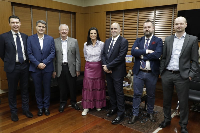 Adelar Santarem (3º da esquerda para direita) e Jaqueline Santarem receberam diretores da empresa italiana