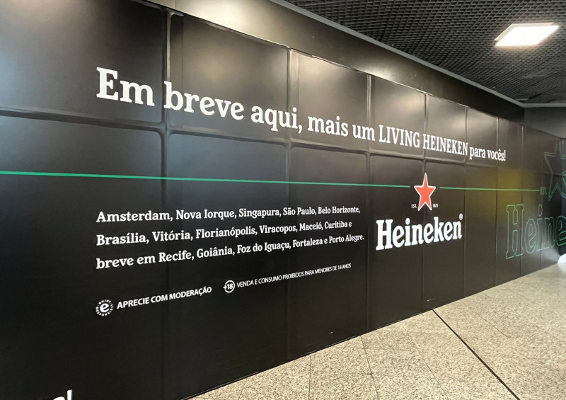 Tapume na área de alimentação do aeroporto indica chegada da marca