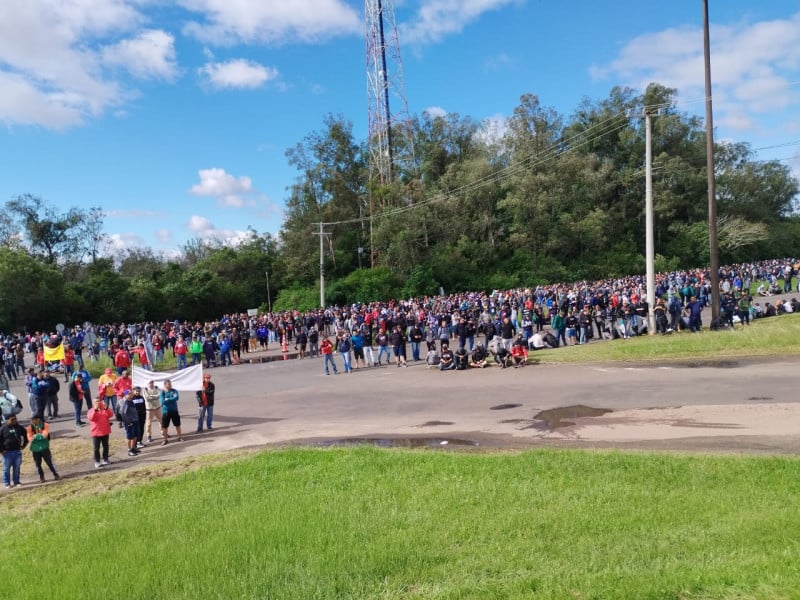 Na entrada do complexo industrial em Triunfo, funcionários pediram melhores condições de trabalho e segurança