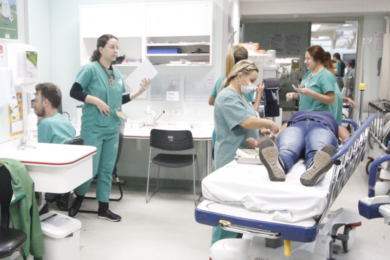 Profissionais trabalham arduamente no atendimento médico na instituição 