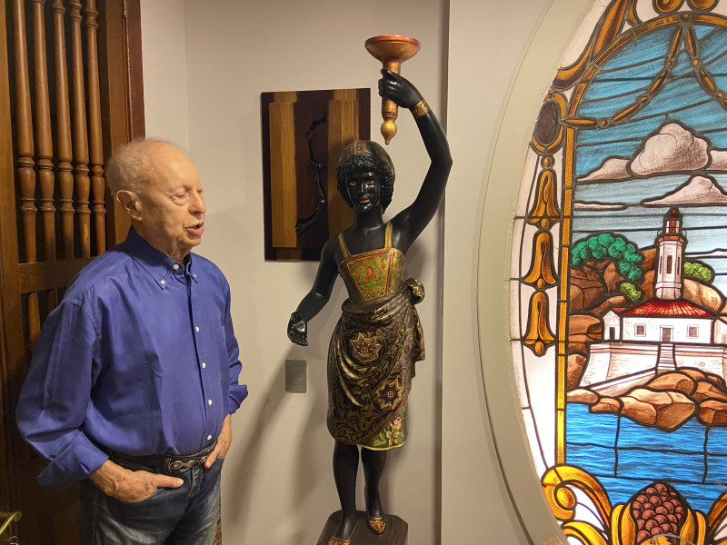 Paulo Gasparotto com um dos blackmoors que integram o leilão 