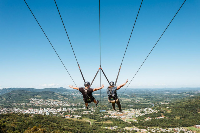 Durante a queda, velocidade pode chegar a 100km/h