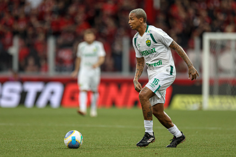 Técnico Fabio Carille quer Deyverson, mas a situação do atacante é complexa