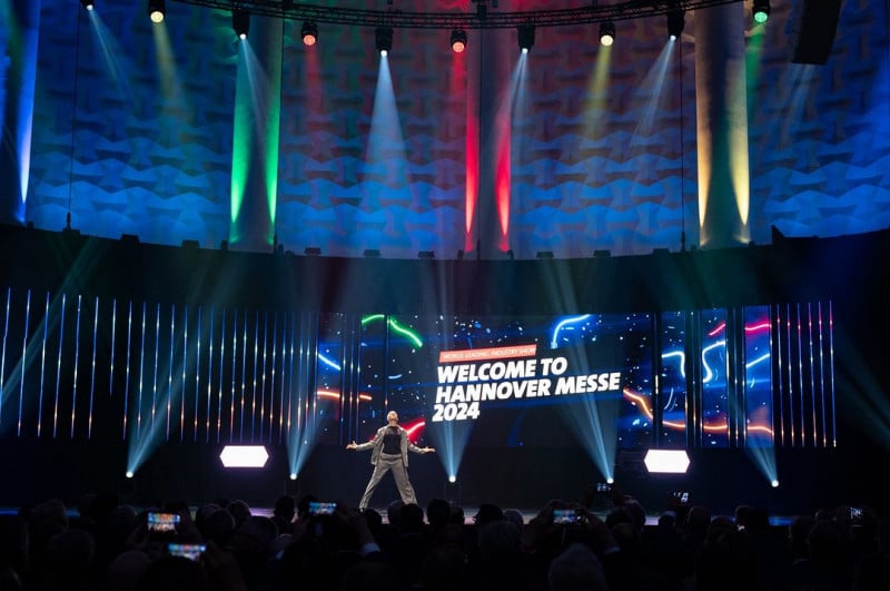 A abertura oficial do evento ocorreu na noite deste domingo (21)