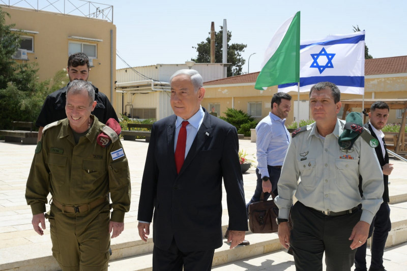 General Aharon Haliva (d) assumiu falhas que levaram a ataques do Hamas