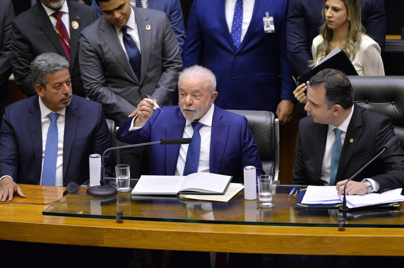 Lula tenta minimizar crise institucional com Lira e Pacheco 