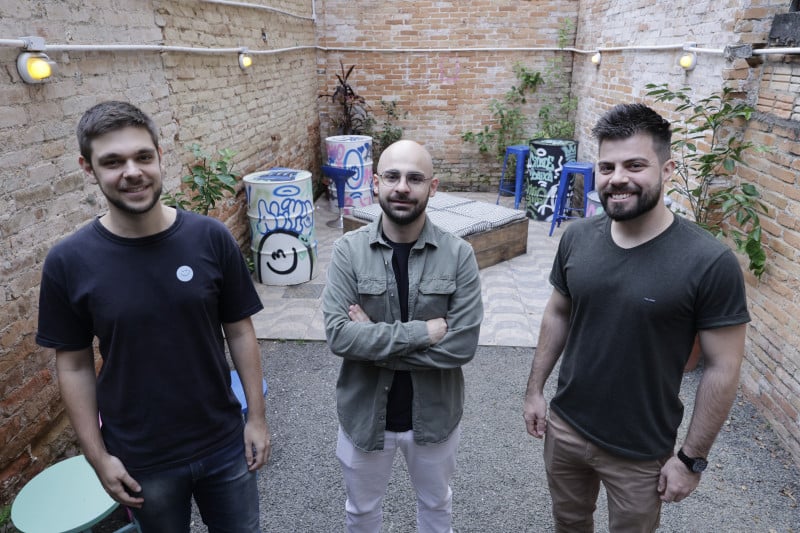 André Bernardon, Eduardo Aita e Andrei Schroeder são os sócios do Alívio Bar, marca que abriu a terceira operação em Porto Alegre Foto: TÂNIA MEINERZ/JC