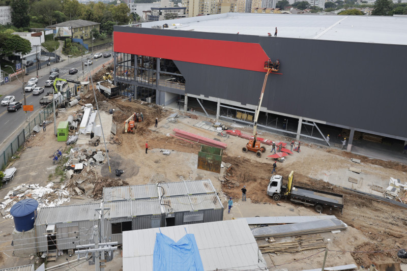 Porte da loja do futuro atacarejo chama a atenção em meio ao bairro da Zona Sul da Capital