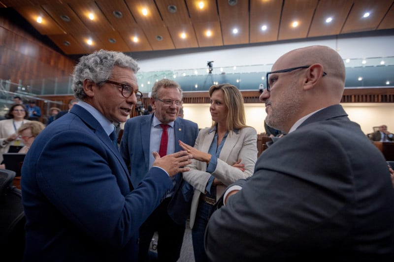 Eduardo Leite tenta reverter votos contrários ao aumento do ICMS