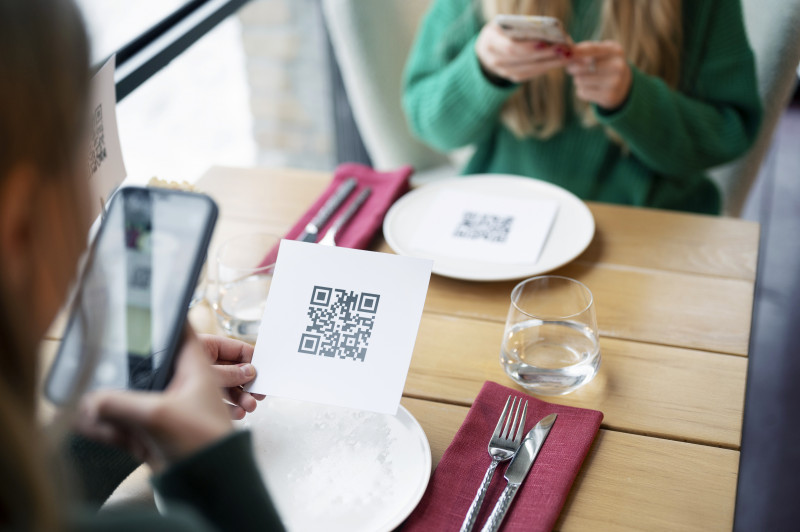 Restaurantes que só oferecem cardápio por QR Code deverão ter a versão impressa