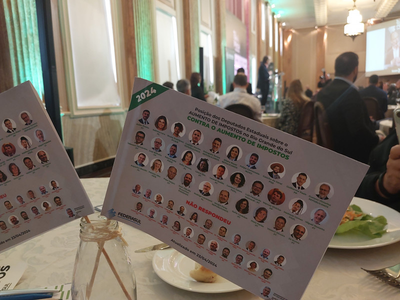 Bandeiras decorativas no Tá na Mesa indicavam posição dos deputados