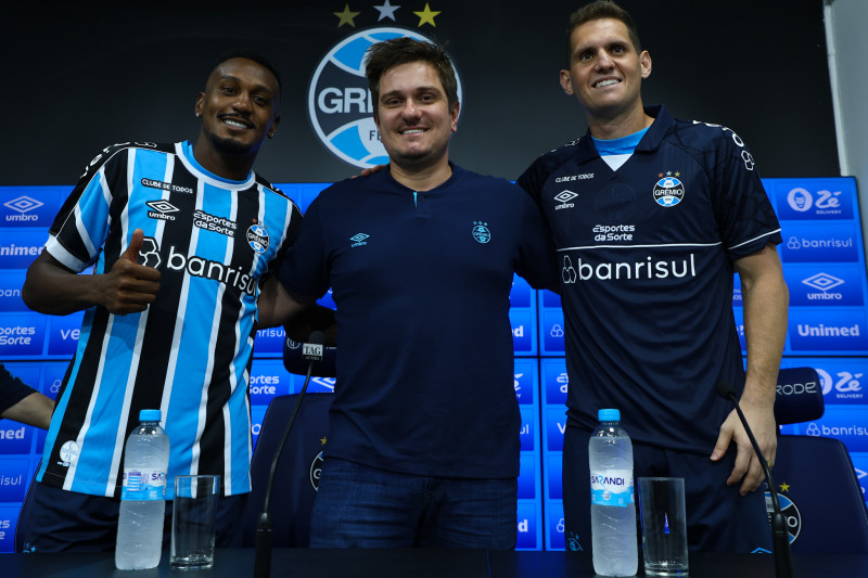 Após a vitória na Argentina, Grêmio apresenta Edenílson e Rafael Cabral