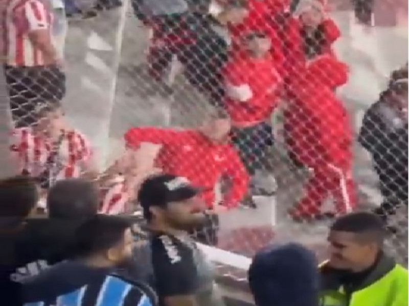 Gremistas que estavam no estádio registraram os gestos racistas da torcida argentina