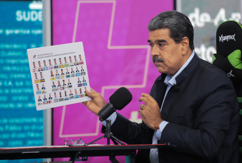 Na cédula, o nome de Maduro e sua foto aparecem 13 vezes, dominando toda a primeira fileira