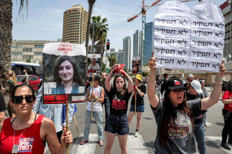 Parentes de reféns presos em Gaza protestam pela sua libertação 