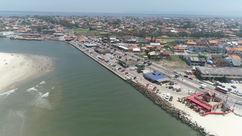 Efluentes serão transportados a partir da ETE II com eficiência acima de 95%, informa a Corsan. Na foto, os molhes da Barra, local turístico de Imbé 