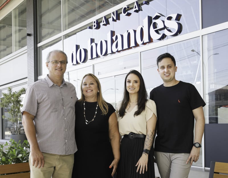 //www.jornaldocomercio.com/_midias/jpg/2024/04/25/206x137/1_minuto_varejo_banca_holandes_sergio_lourenco_adriana_renataalcantara_lourenco_rosa_jornal_do_comercio-10544798.jpg', 'id_midia_tipo':'2', 'id_tetag_galer':'', 'id_midia':'662a9d1aaa46f', 'cd_midia':10544798, 'ds_midia_link': 'https://www.jornaldocomercio.com/_midias/jpg/2024/04/25/minuto_varejo_banca_holandes_sergio_lourenco_adriana_renataalcantara_lourenco_rosa_jornal_do_comercio-10544798.jpg', 'ds_midia': 'Minuto Varejo - Banca do Holandês - loja terceira operação - avenida Plínio Brasil Milano - Plinio Mall - Porto Alegre - FOTO (esq para dir) - Sérgio Lourenço e Adriana - Renata Alcântara - Lourenço Rosa', 'ds_midia_credi': 'VINI DALLA ROSA/DIVULGAÇÃO/JC', 'ds_midia_titlo': 'Minuto Varejo - Banca do Holandês - loja terceira operação - avenida Plínio Brasil Milano - Plinio Mall - Porto Alegre - FOTO (esq para dir) - Sérgio Lourenço e Adriana - Renata Alcântara - Lourenço Rosa', 'cd_tetag': '1', 'cd_midia_w': '800', 'cd_midia_h': '626', 'align': 'Left'}