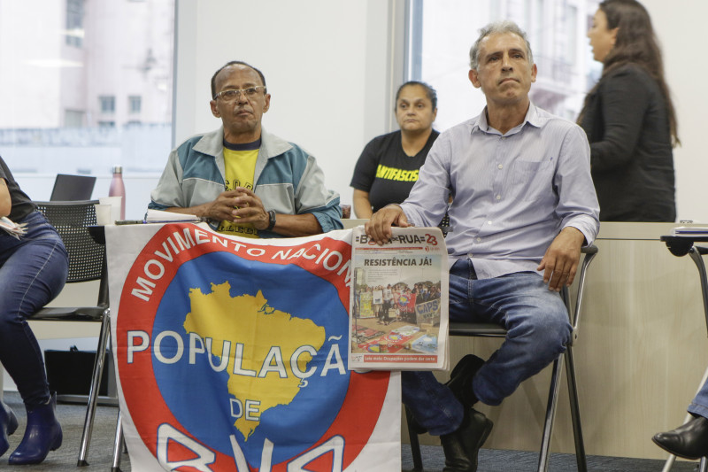 Líder do Movimento Nacional da População de Rua, Nilson Lira Lopes (e) condenou postura da prefeitura