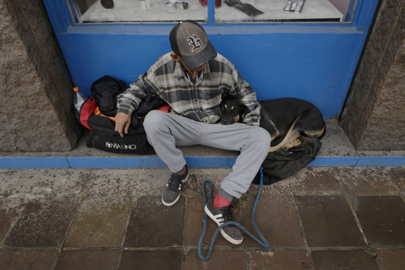 Na foto, João Carlos Guimarães e seu cachorro Jack, moradores de Pousada incendiada que inspirou Projeto de Lei