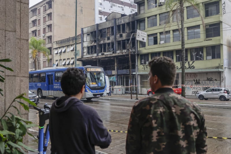 Pousada localizada na avenida Farrapos, em Porto Alegre, foi consumida pelo fogo
