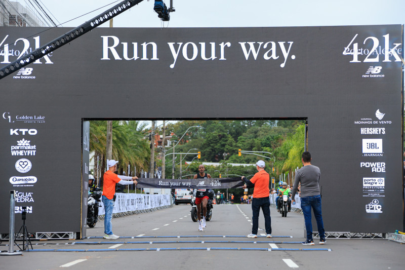 Brasileiro e queniana vencem maratona New Balance em Porto Alegre