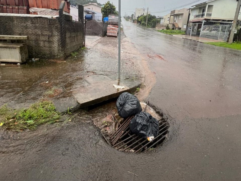 Res&iacute;duos dificultam o escoamento da &aacute;gua em bairros da cidade