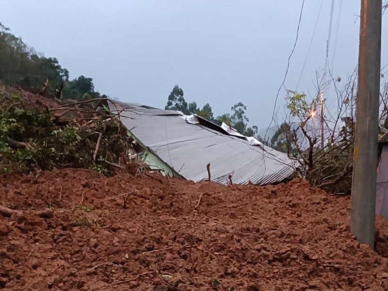 Duas casas foram soterradas na localidade de Pinheiro, em Roca Sales