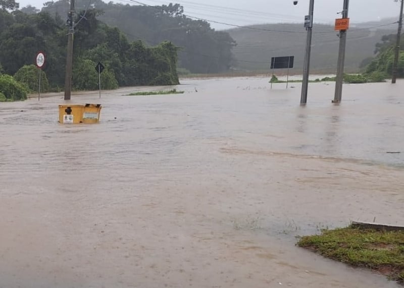 Vários acessos de rodovias estão bloqueados na região serrana, como na cidade de Flores da Cunha