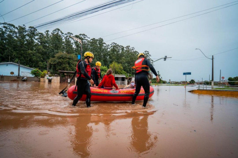 Equipes trabalham para resgatar pessoas em situação de risco