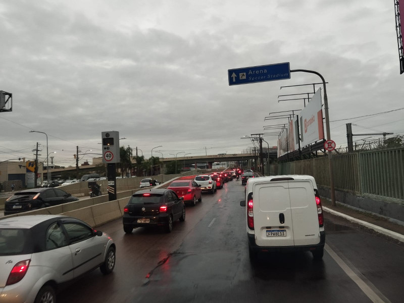 Motoristas que vinham pela BR 116 tiveram que utilizar a avenida Farrapos para chegar a área central 