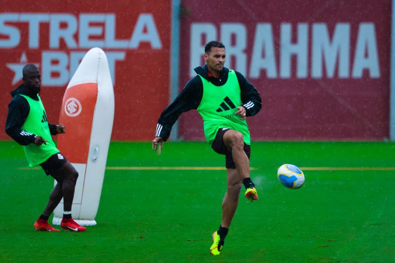 Alan Patrick e Valencia seguem treinando com bola e podem voltar ao time em breve