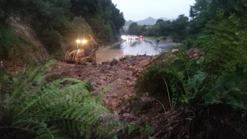 O Km 111 da RSC-453, em Farroupilha, está bloqueado devido ao deslizamento de terra