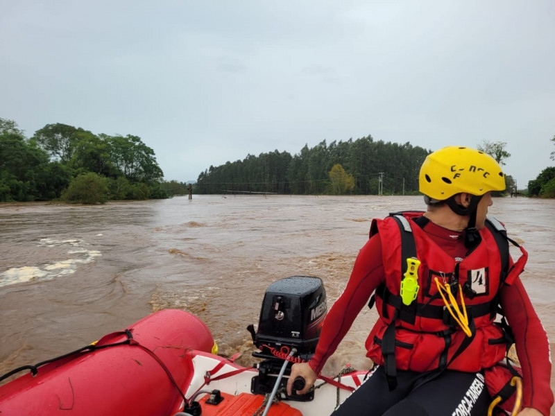 Soldados do Corpo de Bombeiros de Santa Catarina estão auxiliando nos resgates