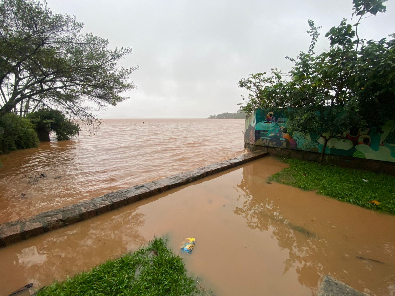 Praça conectada ao Guaíba já está sofrendo com acúmulo de água