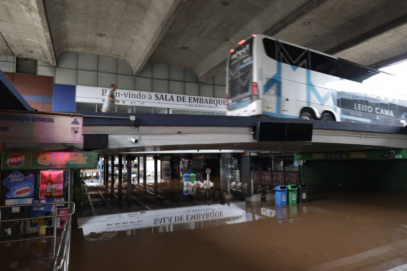 Em Porto Alegre, as entradas da cidade estão bloqueadas devido à enchente do Guaíba