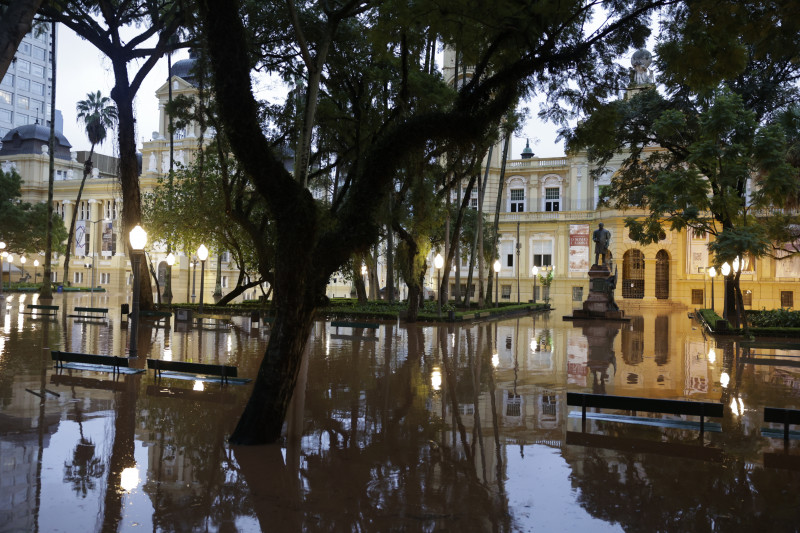 Alagamento na regi&atilde;o da Pra&ccedil;a da Alf&acirc;ndega, em decorr&ecirc;ncia da cheia no Gua&iacute;ba. Espa&ccedil;os como Farol Santander, Margs e Memorial do RS est&atilde;o parcialmente alagados | T&Acirc;NIA MEINERZ/JC