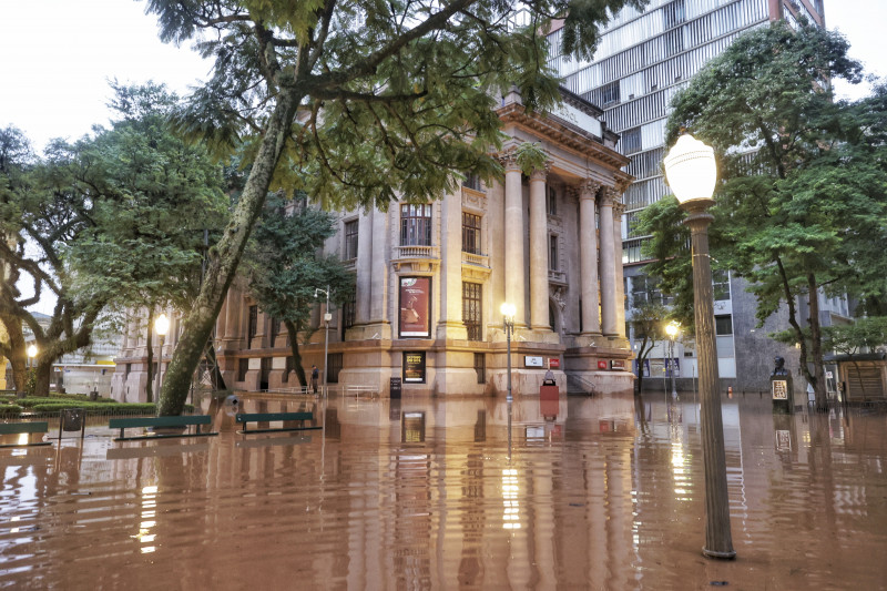 Alagamento na região da Praça da Alfândega, em decorrência da cheia no Guaíba. Espaços como Farol Santander, Margs e Memorial do RS estão parcialmente alagados