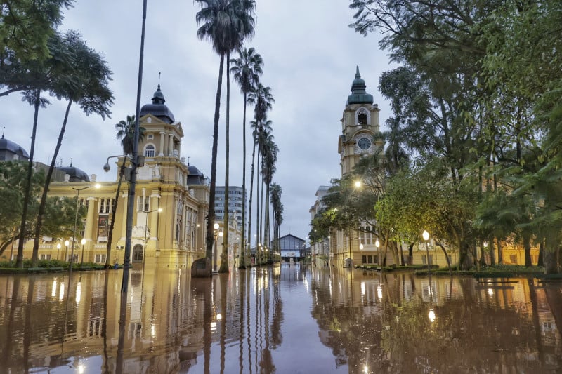Equipe do Margs, na praça da Alfândega, conseguiu retirar as obras de arte antes do alagamento