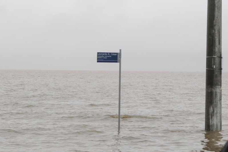 Calçadão Leonardo Ribeiro César invadido pelo Guaíba, bairro Ipanema, chuva, alagamento, inundação, clima.