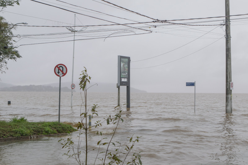 Parte da Orla de Ipanema já se encontra submersa pelas águas do Lago
