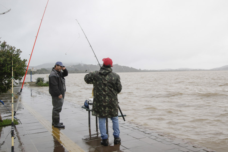 Em meio à enchente, algumas pessoas aproveitaram para pescar