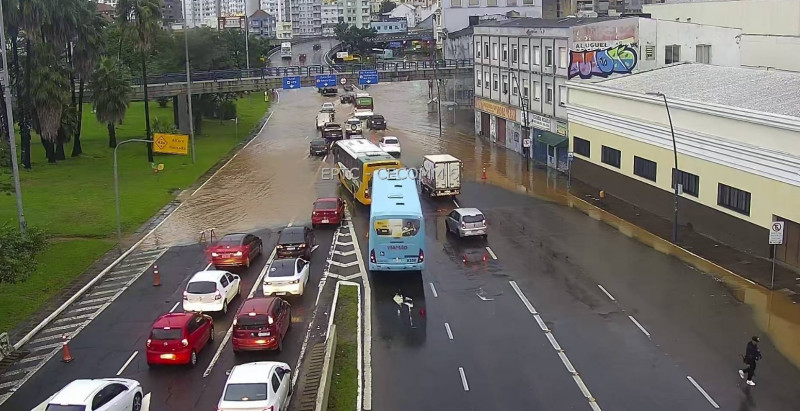 O acesso ao túnel da Conceição está bloqueado devido ao alagamento da pista