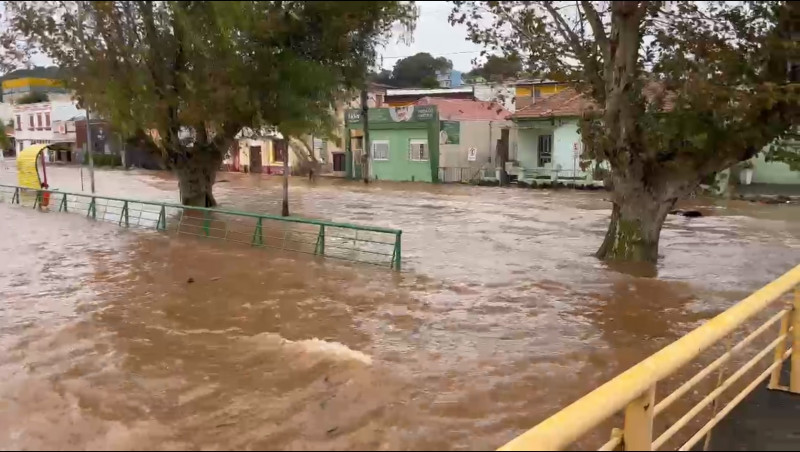 Na orla da cidade, água do lago Guaíba deixou invadiu e deixou áreas submersas