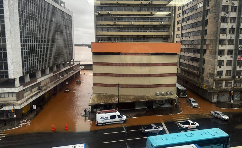 Na manhã desta sexta-feira, as águas já invadiam ruas do Centro de Porto Alegre